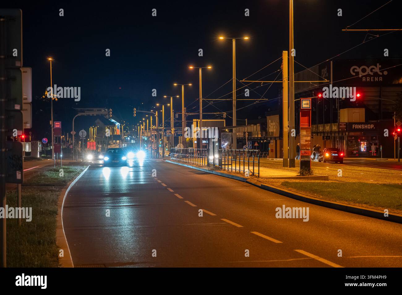Trafic nocturne et infrastructure de tramway dans la rue à côté de l'epet ARENA, stade de résidence de l'AC Sparta Prague. Prague, République tchèque - 26 septembre 2026. Banque D'Images