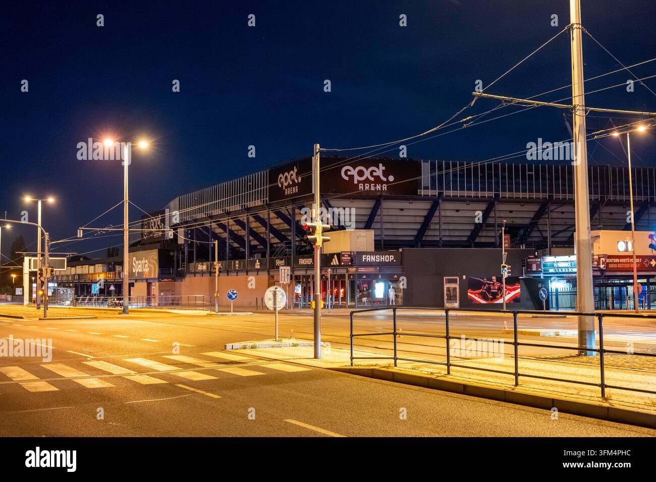 Vue extérieure nocturne de l'epet ARENA, stade de domicile de l'AC Sparta Prague, à côté des voies de tramway et d'une intersection routière. Prague, République tchèque Banque D'Images