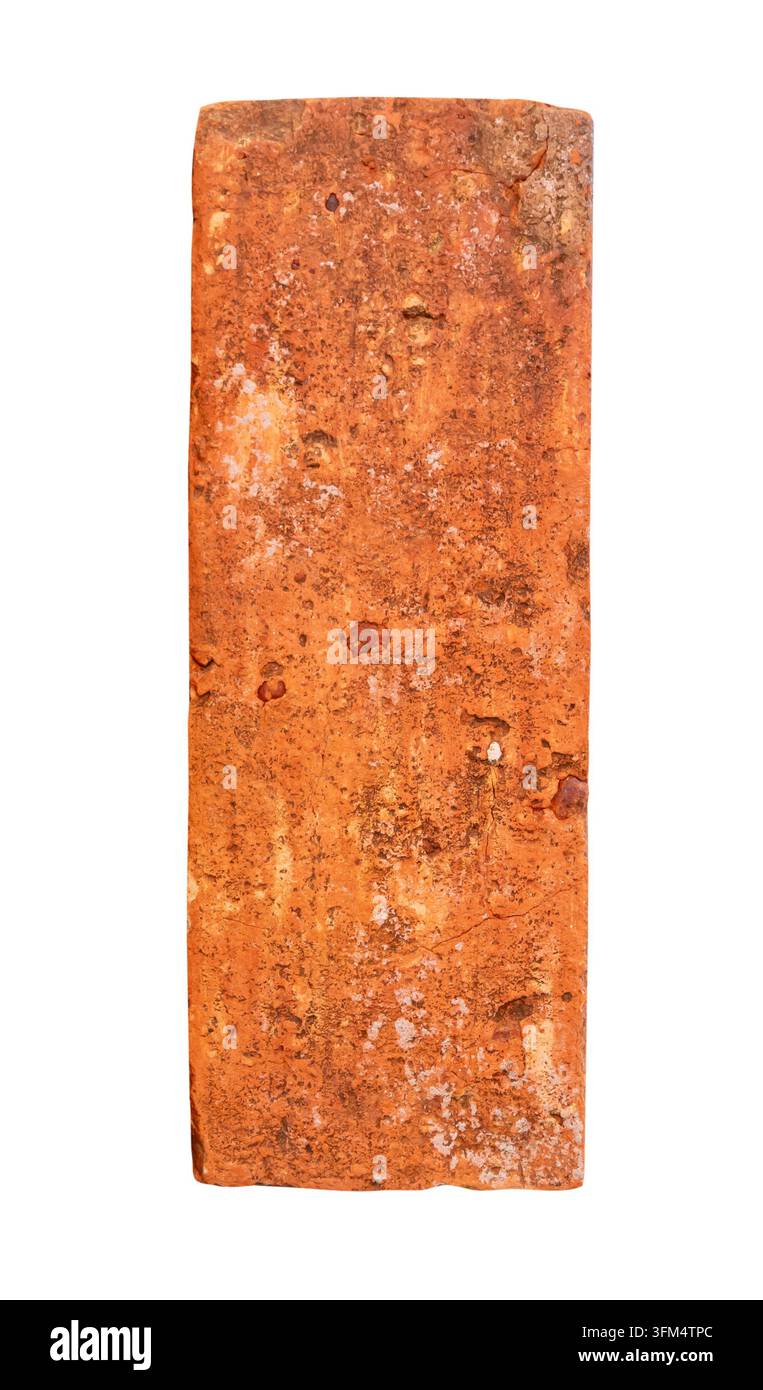 Une seule vieille brique rouge ou orange est isolée sur fond blanc. avec masque. Banque D'Images