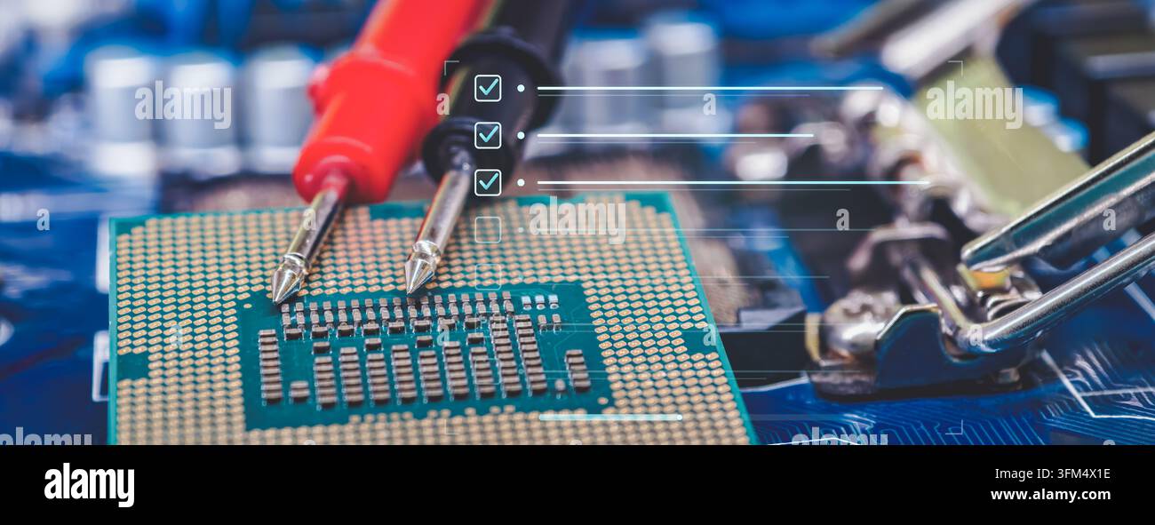 Inspection matérielle du microprocesseur avec sondes de test électroniques et liste de contrôle de qualité pour la réparation d'ordinateurs Banque D'Images