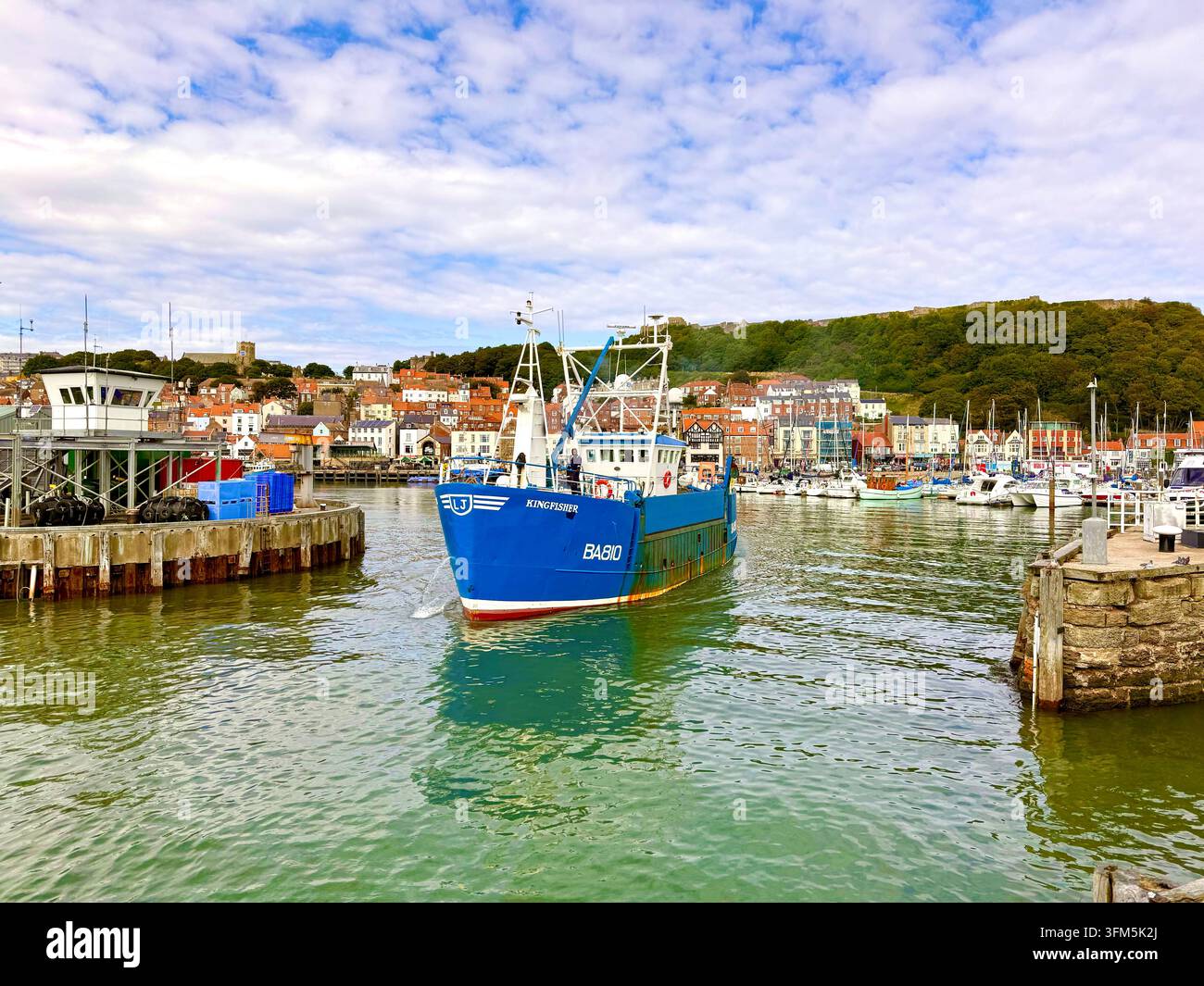 Kingfisher (BA810), un chalutier de pêche immatriculé au Royaume-Uni, quittant le port de Scarborough, North Yorkshire, Angleterre, Royaume-Uni Banque D'Images