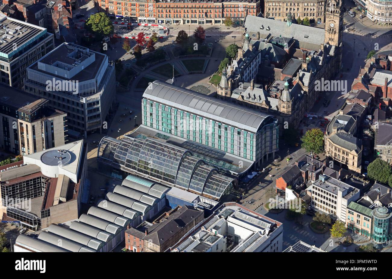 Vue aérienne du Winter Garden & des Peace Gardens, centre-ville de Sheffield (Novotel est dans le coin inférieur gauche) Surrey Street est sur le côté droit Banque D'Images