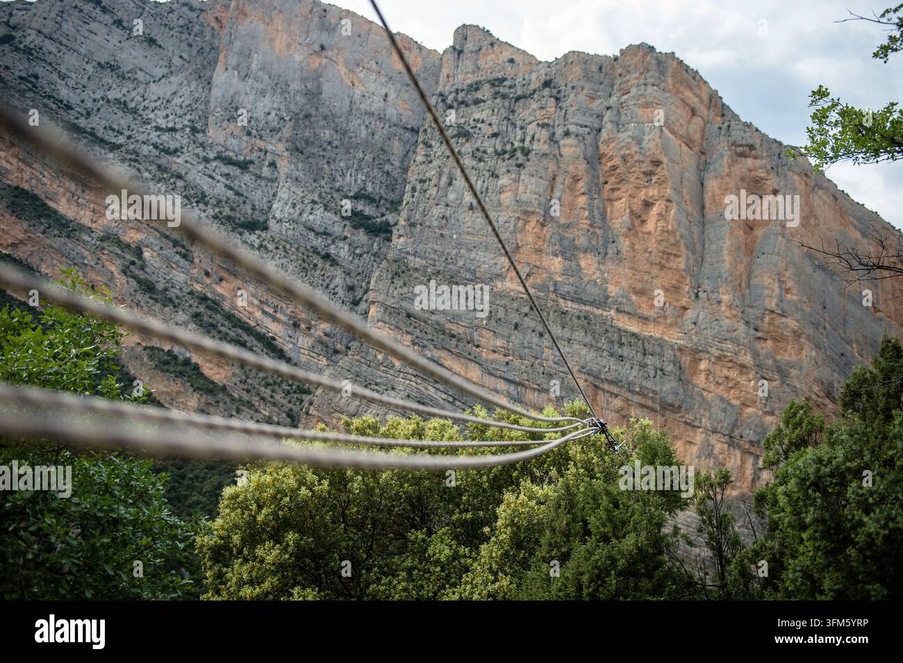 PUENTE DE MONTANANA, ESPAGNE - 2014/05/16 : Au-dessus du canyon de Mont-rebei dans les Pyrénées espagnoles, une équipe franco-espagnole et ukrainienne passe deux semaines riggi Banque D'Images