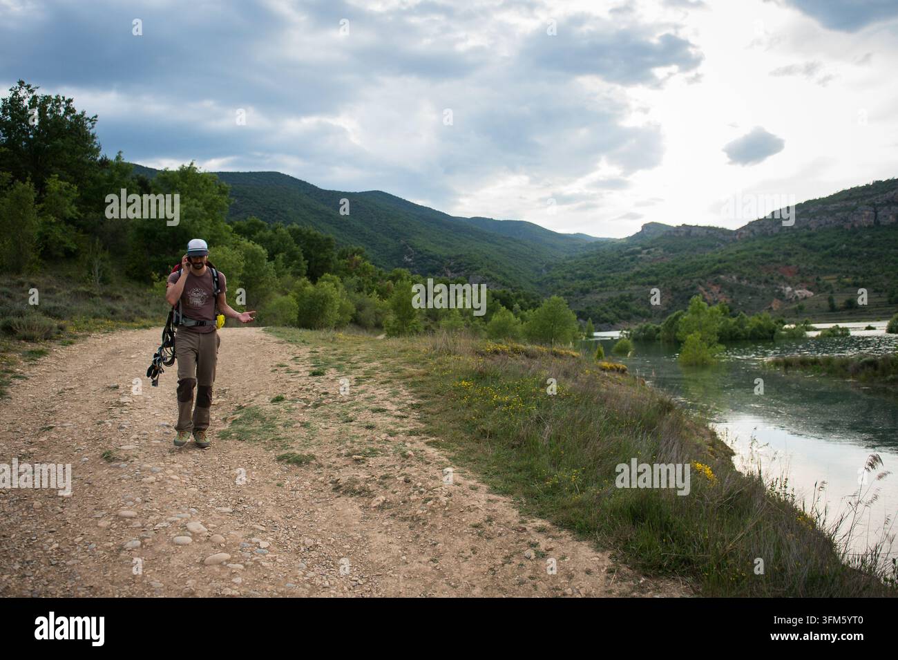 PUENTE DE MONTANANA, ESPAGNE - 2014/05/16 : Au-dessus du canyon de Mont-rebei dans les Pyrénées espagnoles, une équipe franco-espagnole et ukrainienne passe deux semaines riggi Banque D'Images