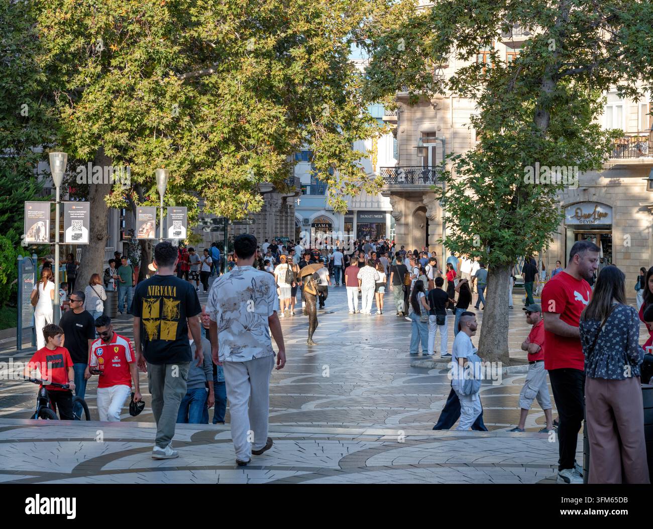 Foule de piétons marchant le long de la rue animée de Nizami, avenue commerçante célèbre à Bakou, en Azerbaïdjan. Banque D'Images
