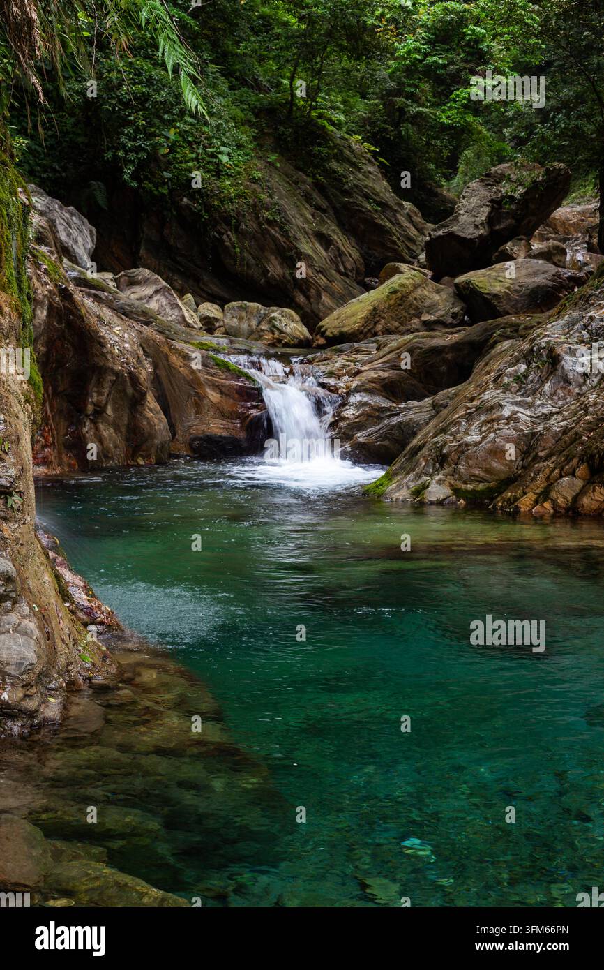 Ruisseau de montagne Sanzhanxi dans le parc national de Taroko, Hualien. Une cascade claire débouche sur un bassin turquoise. Banque D'Images
