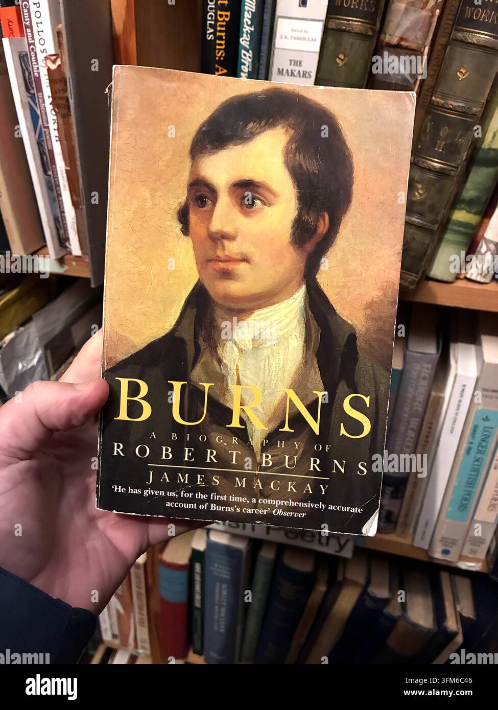 Robert Burns (Rabbie Burns) livre d'occasion sur le célèbre poète et parolier écossais - auteur James Mackay - Image de stock capturée avec un smartphone