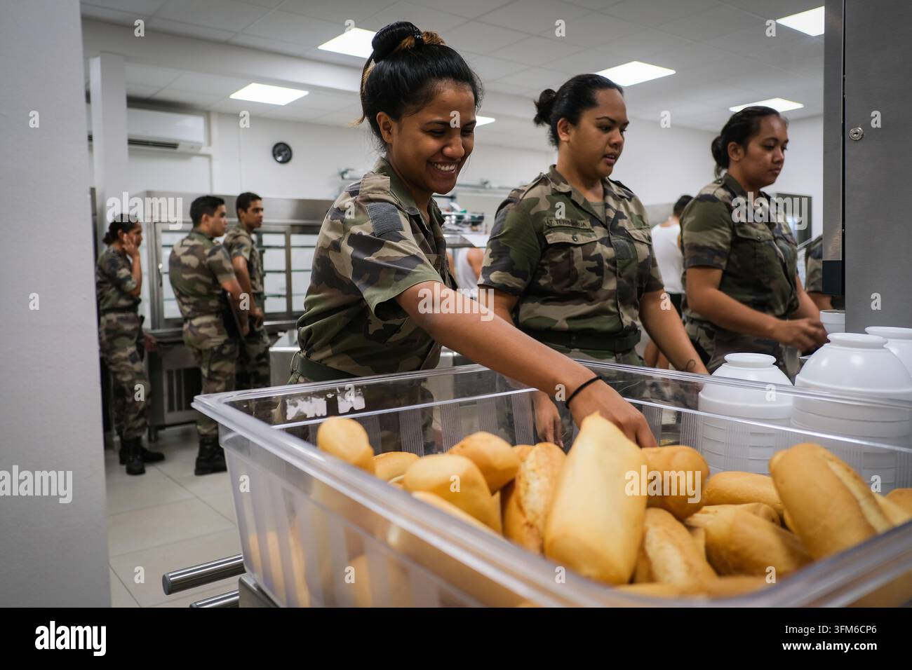 PAPEETE, POLYNÉSIE FRANÇAISE - 2019/11/04 : Au régiment du service militaire adapté de Polynésie française à Papeete, les jeunes Polynésiens se forment pour un métier u Banque D'Images