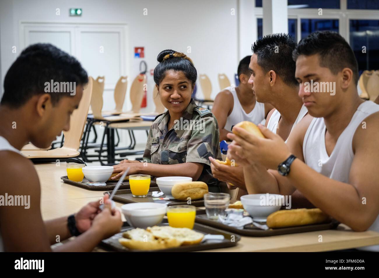 PAPEETE, POLYNÉSIE FRANÇAISE - 2019/11/04 : Au régiment du service militaire adapté de Polynésie française à Papeete, les jeunes Polynésiens se forment pour un métier u Banque D'Images