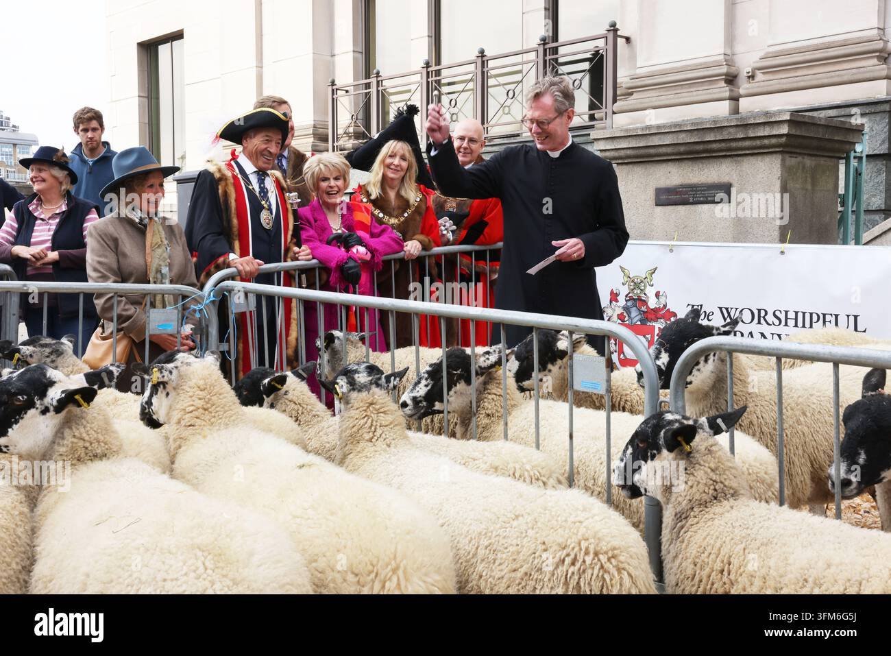 Londres, Royaume-Uni, 27 septembre 2026. Trésor national et présentatrice Gloria Hunniford OBE a mené le Sheep Drive des Woolmens pour 2026. Après être devenue Freeman de la City de Londres plus tôt cette année, elle a exercé son ancien droit de conduire des moutons sur le pont de Southwark, sans frais de péage. L'accompagnaient le Master Woolman David Hopkins, la Lady Mayor Dame Susan Langley et les Shérifs. L'événement récolte des milliers pour la charité. Credit : Monica Wells/Alamy Live News Banque D'Images