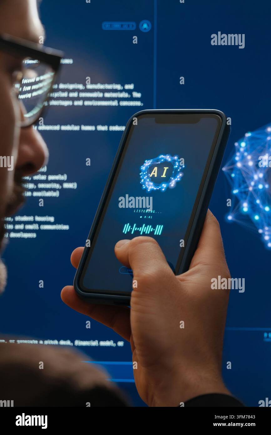 Gros plan de dos d'un homme tenant un smartphone et parlant avec une application d'assistant vocal IA, avec une interface futuriste de chatbot ou d'agent d'intelligence artificielle en arrière-plan. Banque D'Images