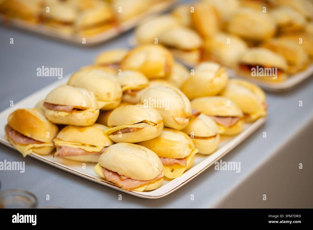 Mini sandwiches au jambon et au fromage sur un plateau de service Banque D'Images