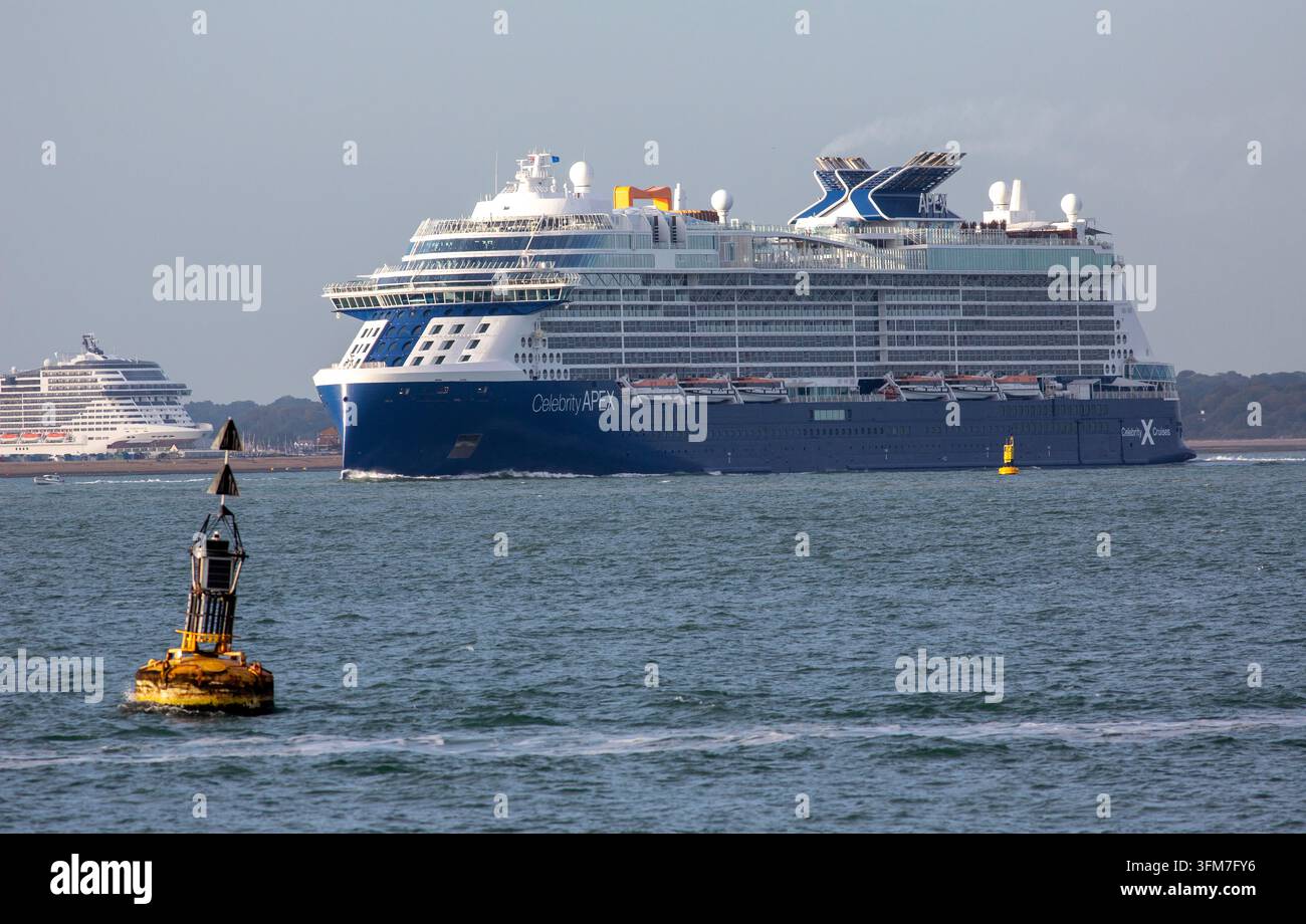 Southampton, Royaume-Uni - 26 août 2026 : le navire de croisière Celebrity Apex quitte Southampton Banque D'Images