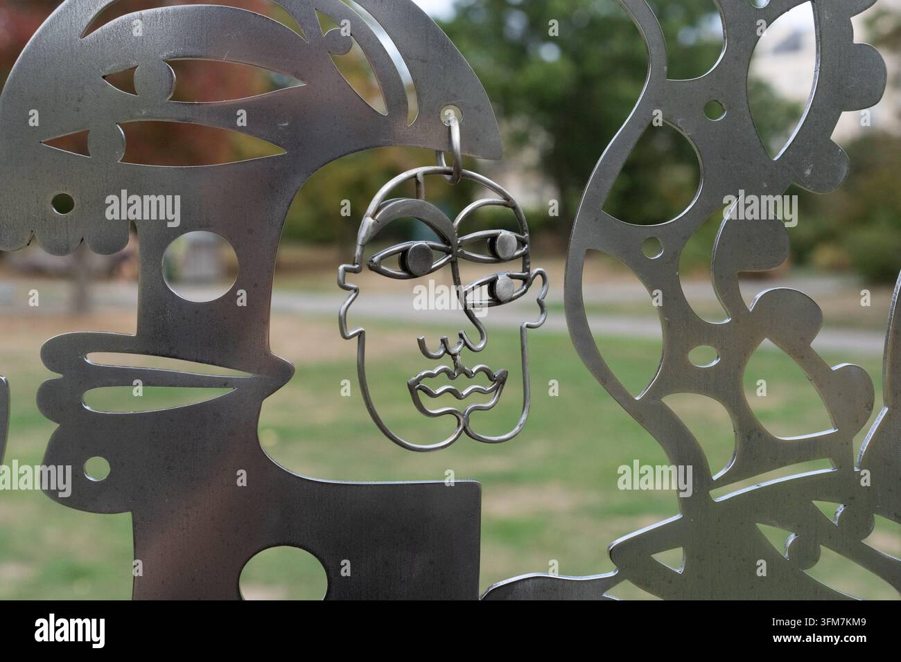 Des sculptures abstraites de vis en métal sont exposées pour mettre en valeur l'art. Banque D'Images
