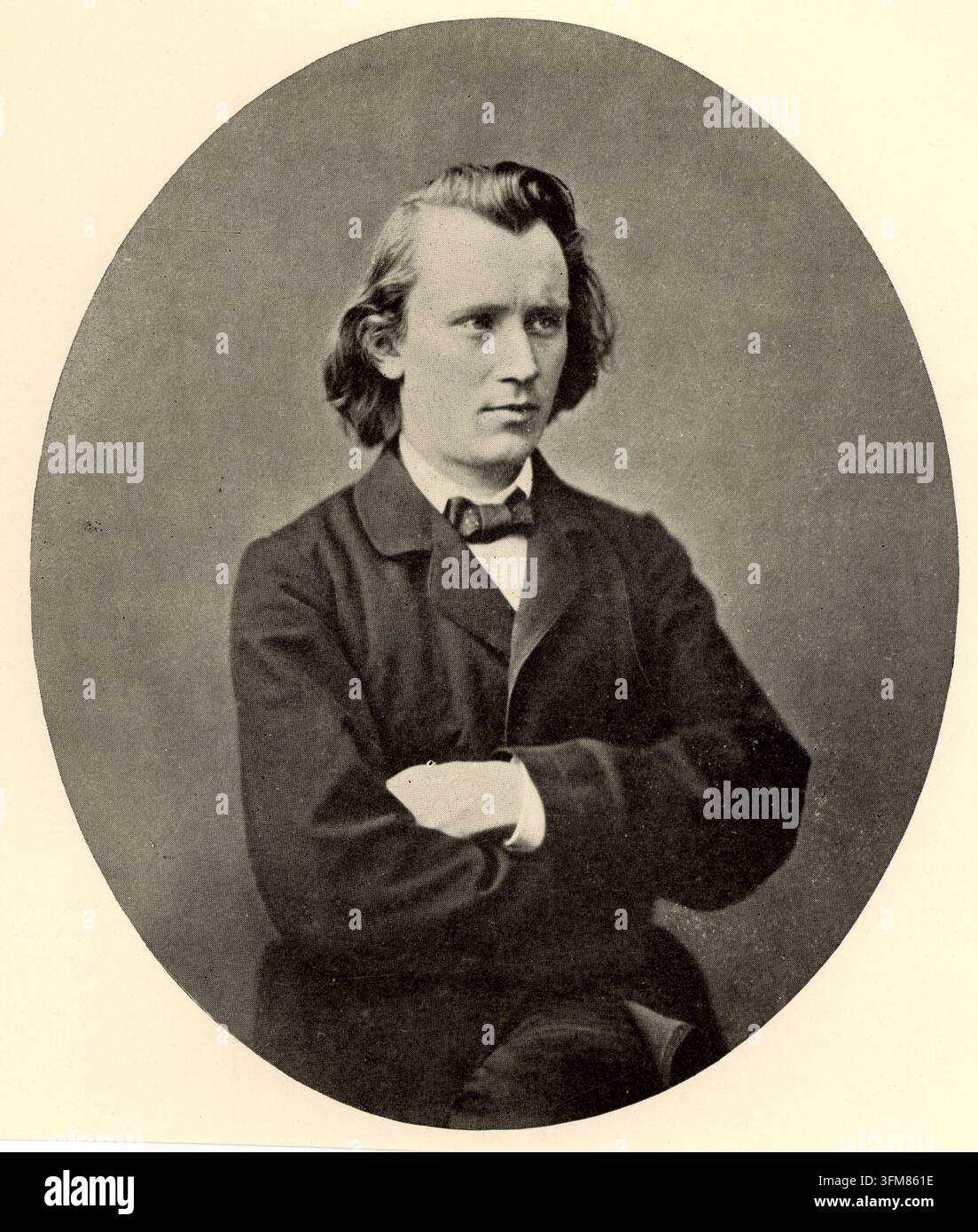 Une photographie en demi-teinte de Johannes Brahms (1833-1897). Compositeur, pianiste et chef d'orchestre allemand de la période romantique, Brahms est souvent regroupé avec Johann Sebastian Bach et Ludwig van Beethoven comme l'un des « Trois B » de la musique classique. Ce portrait représente le compositeur en jeune homme. c.1866. Banque D'Images