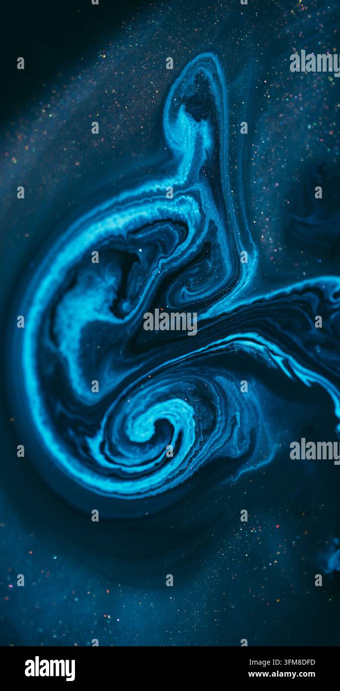 Éclaboussure d'encre. Liquide étincelant. Mélange de paillettes bleues floues, texture acrylique lumineuse flottant sur un fond artistique en marbre abstrait. Banque D'Images