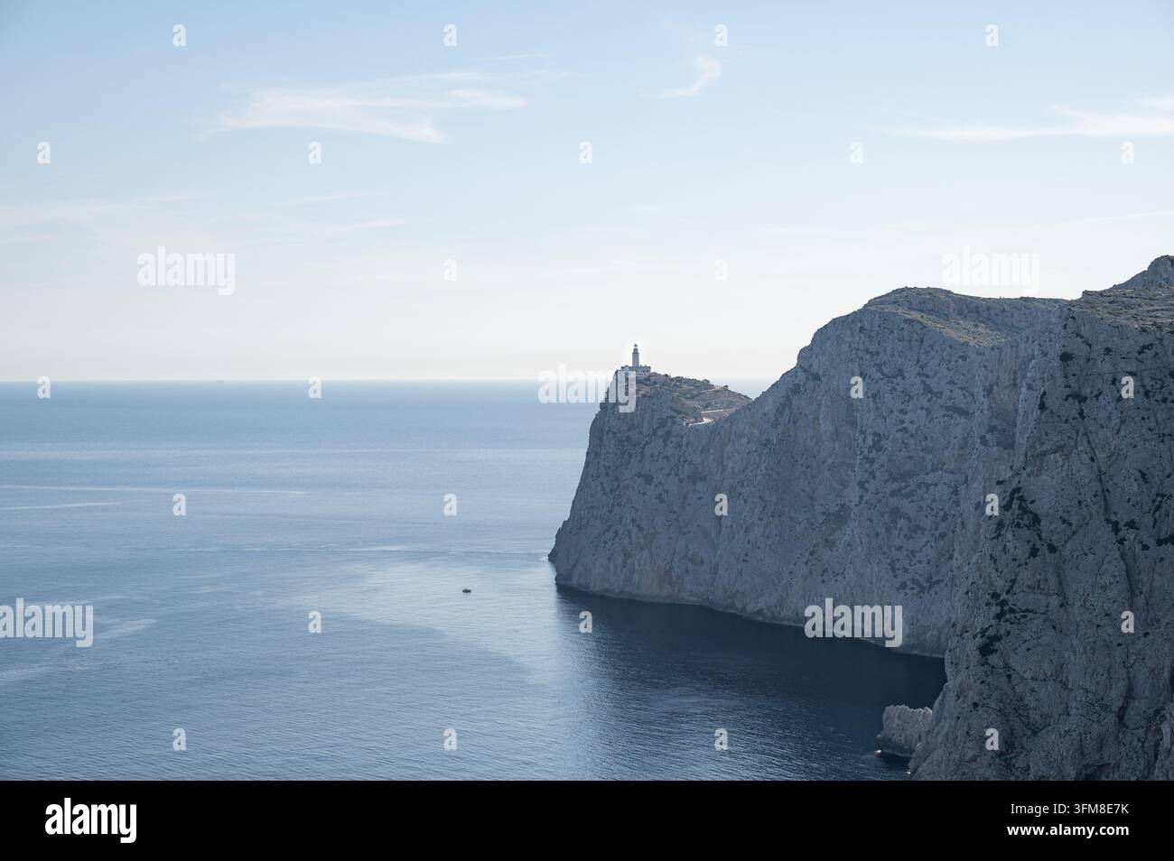 Côte rocheuse et phare du Cap de Formentor à Majorque Banque D'Images
