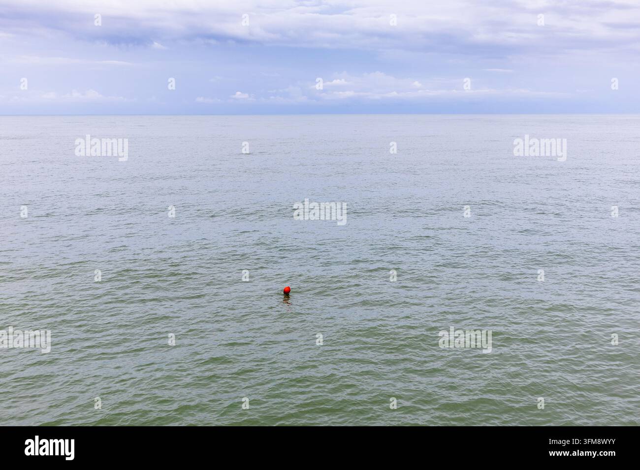 eau verte de la baie de Batumi sur la mer Noire par une journée d'automne nuageuse Banque D'Images