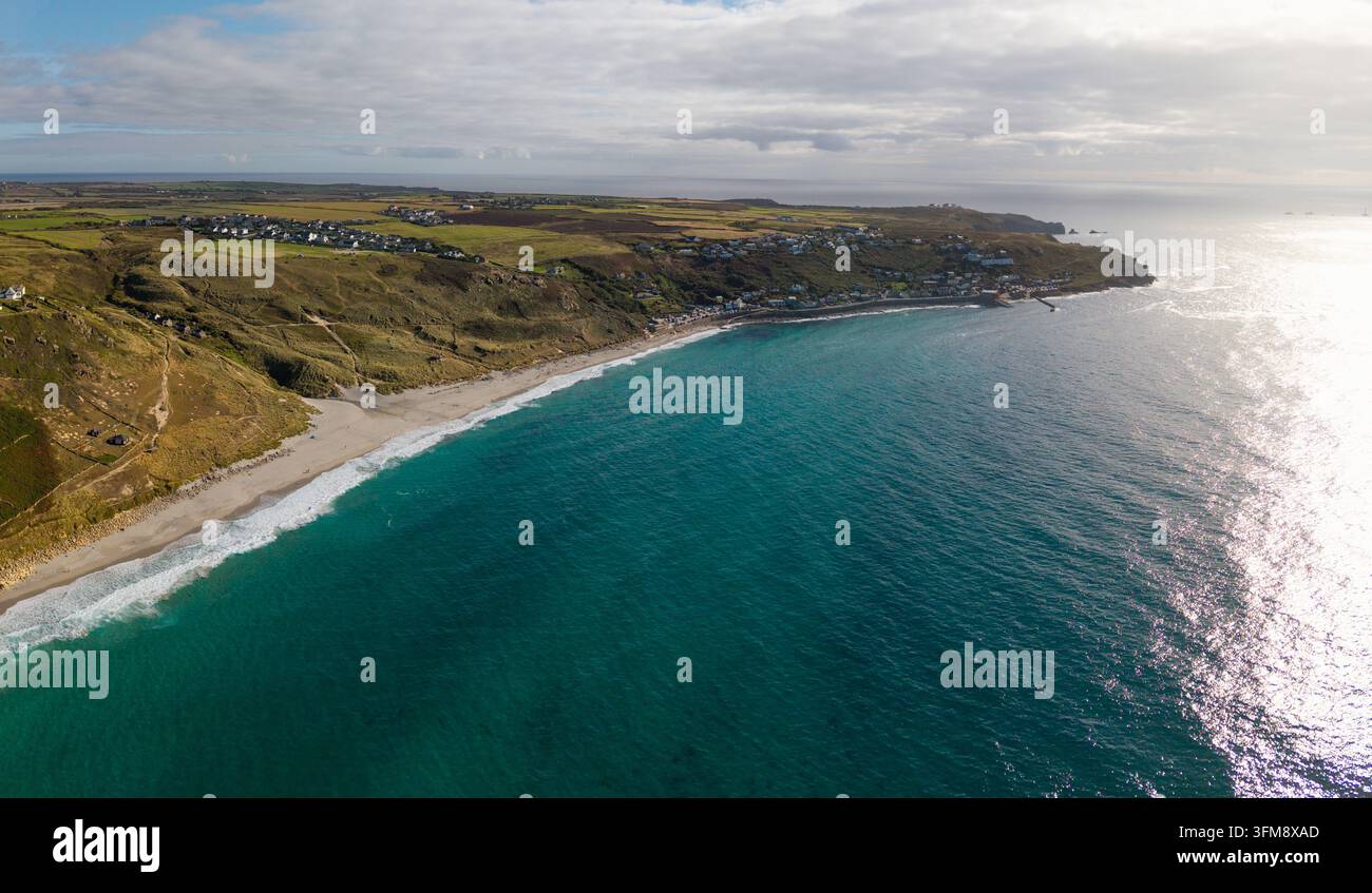 Vue aérienne depuis la mer du village et de la plage de Sennen Cove dans les Cornouailles, au Royaume-Uni, une destination de vacances d'été populaire pour les vacanciers Banque D'Images