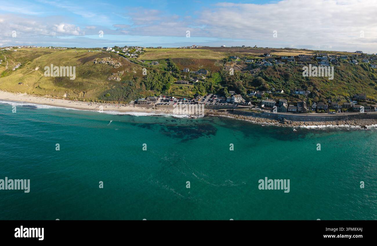 Vue aérienne depuis la mer du village et de la plage de Sennen Cove dans les Cornouailles, au Royaume-Uni, une destination de vacances d'été populaire pour les vacanciers Banque D'Images