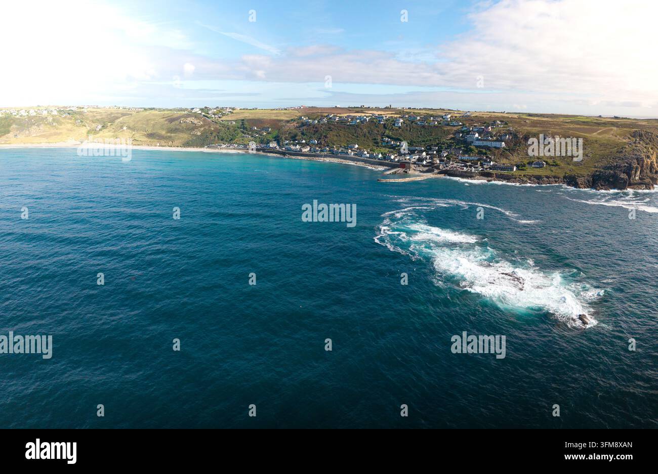 Vue aérienne depuis la mer du village et de la plage de Sennen Cove dans les Cornouailles, au Royaume-Uni, une destination de vacances d'été populaire pour les vacanciers Banque D'Images