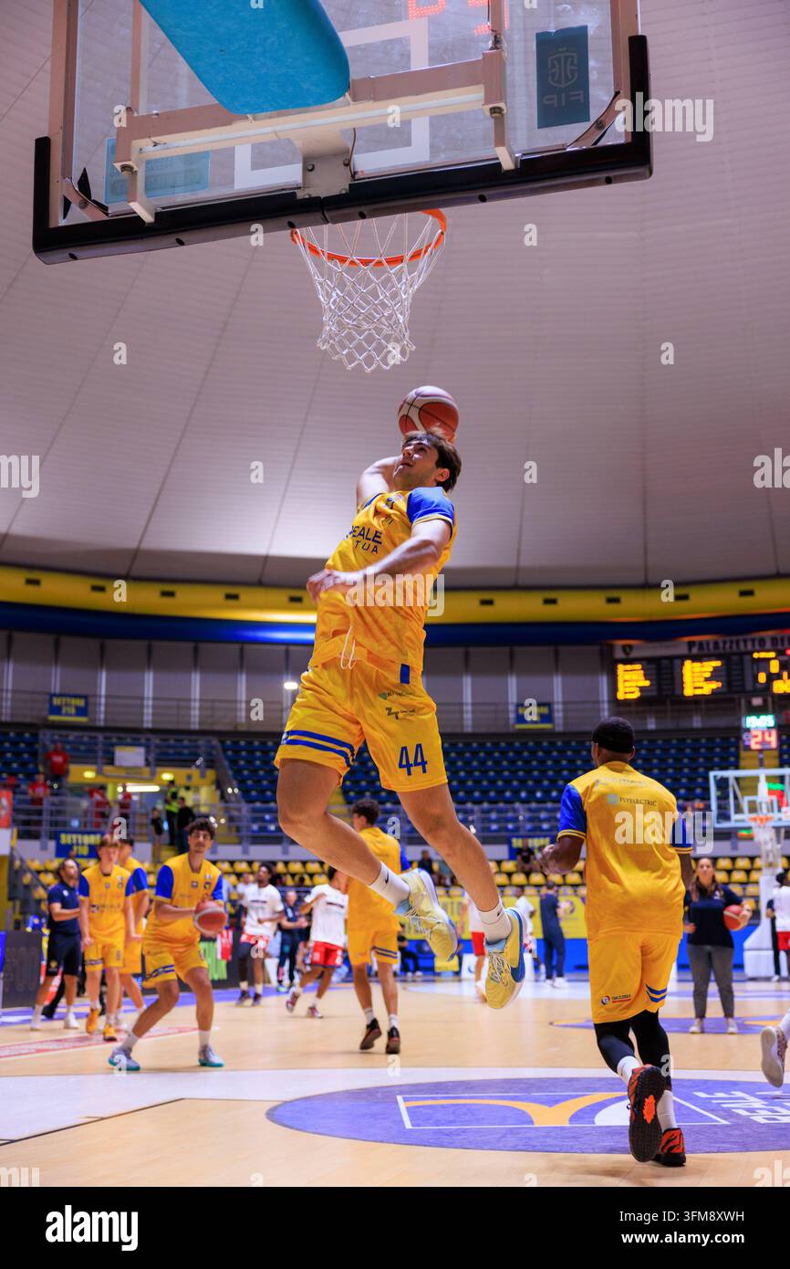 Torino, Italie : 27 septembre 2026 – Francesco Scandiuzzi de Reale Mutua Basket Torino s’échauffant avant le match contre Gemini Basket Mestre 1958, LNP Serie A2, Journée 1, au Pala Gianni Asti, Turin. Crédits : Antonio Cunazza/Alamy Live News Banque D'Images