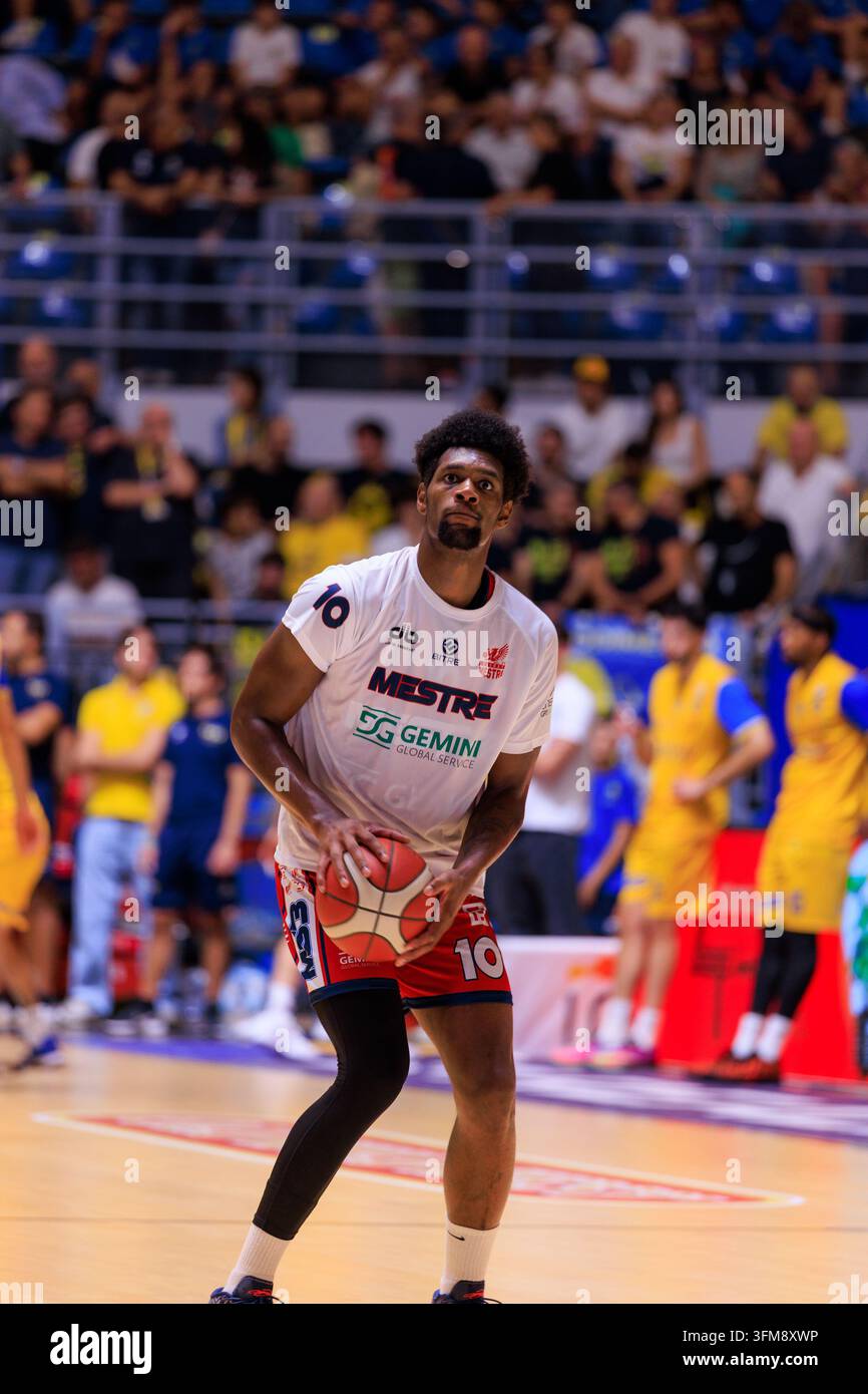Turin, Italie : 27 septembre 2026 - Hasan Varence de Gemini Basket Mestre 1958 s’échauffant avant le match contre Reale Mutua Basket Torino, LNP Serie A2, Journée 1, au Pala Gianni Asti, Turin. Crédit : Antonio Cunazza/Alamy Live News Banque D'Images