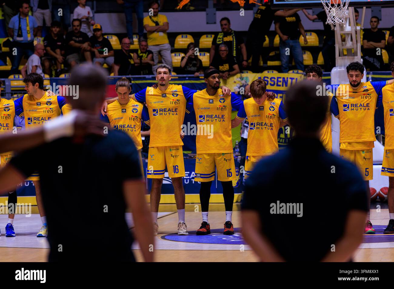 Torino, Italie : 27 septembre 2026 - L'équipe de Reale Mutua Basket Torino avant le match contre Gemini Basket Mestre 1958 LNP Serie A2, Journée 1, au Pala Gianni Asti, Turin. Crédit : Antonio Cunazza/Alamy Live News Banque D'Images