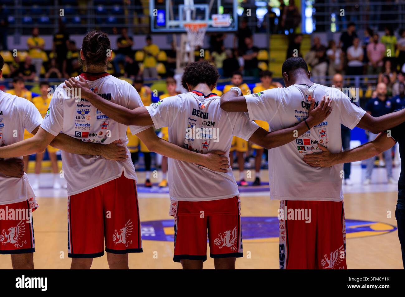 Turin, Italie : 27 septembre 2026 - L'équipe Gemini Basket Mestre 1958 se rassemble avant le début du match contre Reale Mutua Basket Torino, LNP Serie A2, Journée 1, au Pala Gianni Asti, Turin. Crédits : Antonio Cunazza/Alamy Live News Banque D'Images