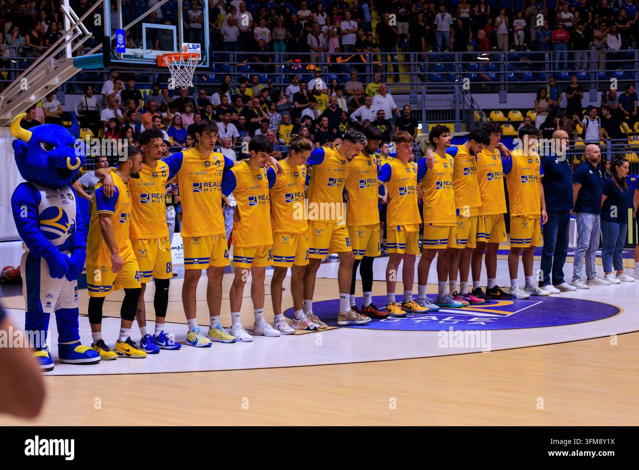 Torino, Italie : 27 septembre 2026 - L'équipe de Reale Mutua Basket Torino avant le match contre Gemini Basket Mestre 1958 LNP Serie A2, Journée 1, au Pala Gianni Asti, Turin. Crédit : Antonio Cunazza/Alamy Live News Banque D'Images