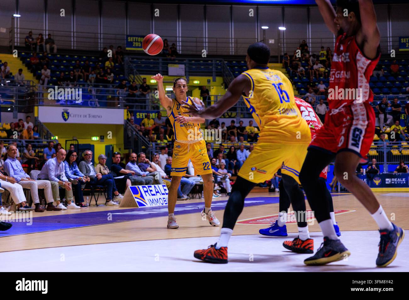 Turin, Italie : 27 septembre 2026 - Federico Massone de Reale Mutua Basket Torino en action contre Gemini Basket Mestre 1958, LNP Serie A2, Journée 1, au Pala Gianni Asti, Turin. Crédit : Antonio Cunazza/Alamy Live News Banque D'Images
