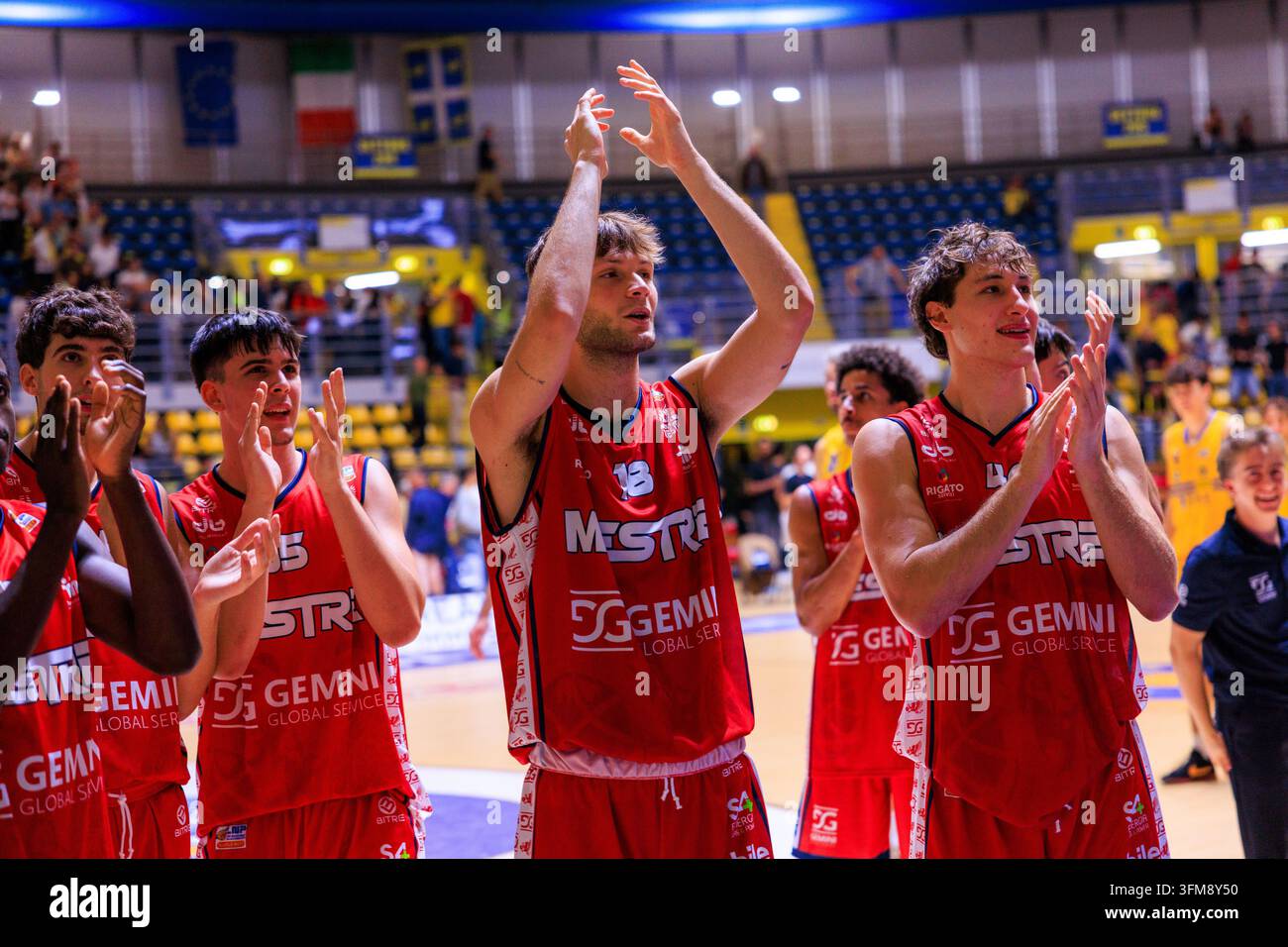 Turin, Italie : 27 septembre 2026 - L'équipe de Gemini Basket Mestre 1958 célébrant après avoir remporté le match contre Reale Mutua Basket Torino, LNP Serie A2, Journée 1, au Pala Gianni Asti, Turin. Crédit : Antonio Cunazza/Alamy Live News Banque D'Images