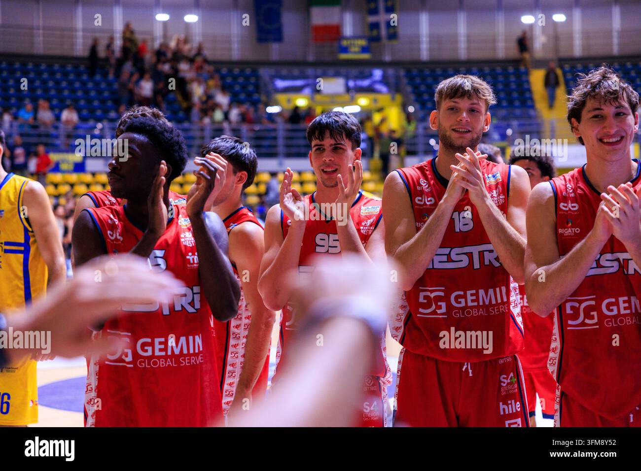 Turin, Italie : 27 septembre 2026 - L'équipe de Gemini Basket Mestre 1958 célébrant après avoir remporté le match contre Reale Mutua Basket Torino, LNP Serie A2, Journée 1, au Pala Gianni Asti, Turin. Crédit : Antonio Cunazza/Alamy Live News Banque D'Images