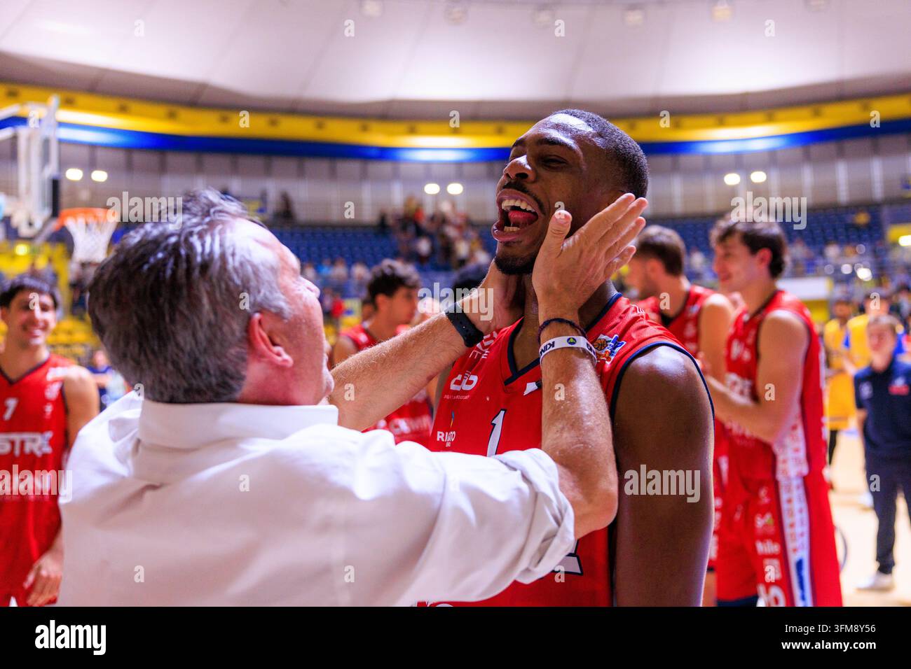 Turin, Italie : 27 septembre 2026 – KeShawn Curry de Gemini Basket Mestre 1958 célébrant après le match contre Reale Mutua Basket Torino, LNP Serie A2, Journée 1, au Pala Gianni Asti, Turin. Crédits : Antonio Cunazza/Alamy Live News Banque D'Images