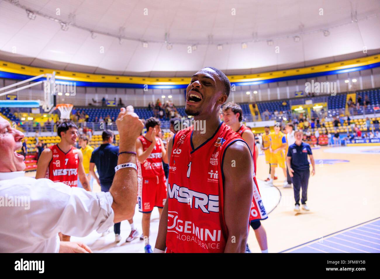 Turin, Italie : 27 septembre 2026 – KeShawn Curry de Gemini Basket Mestre 1958 célébrant après le match contre Reale Mutua Basket Torino, LNP Serie A2, Journée 1, au Pala Gianni Asti, Turin. Crédits : Antonio Cunazza/Alamy Live News Banque D'Images