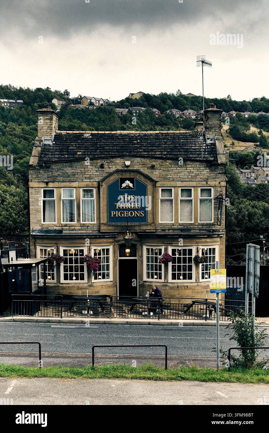 Le pub The Three Pigeons Real Ale à Halifax, Royaume-Uni Banque D'Images