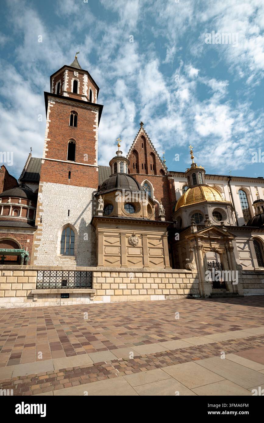 Architecture historique du château royal du Wawel et de la cathédrale du Wawel sur la colline du Wawel au centre de Cracovie. Banque D'Images
