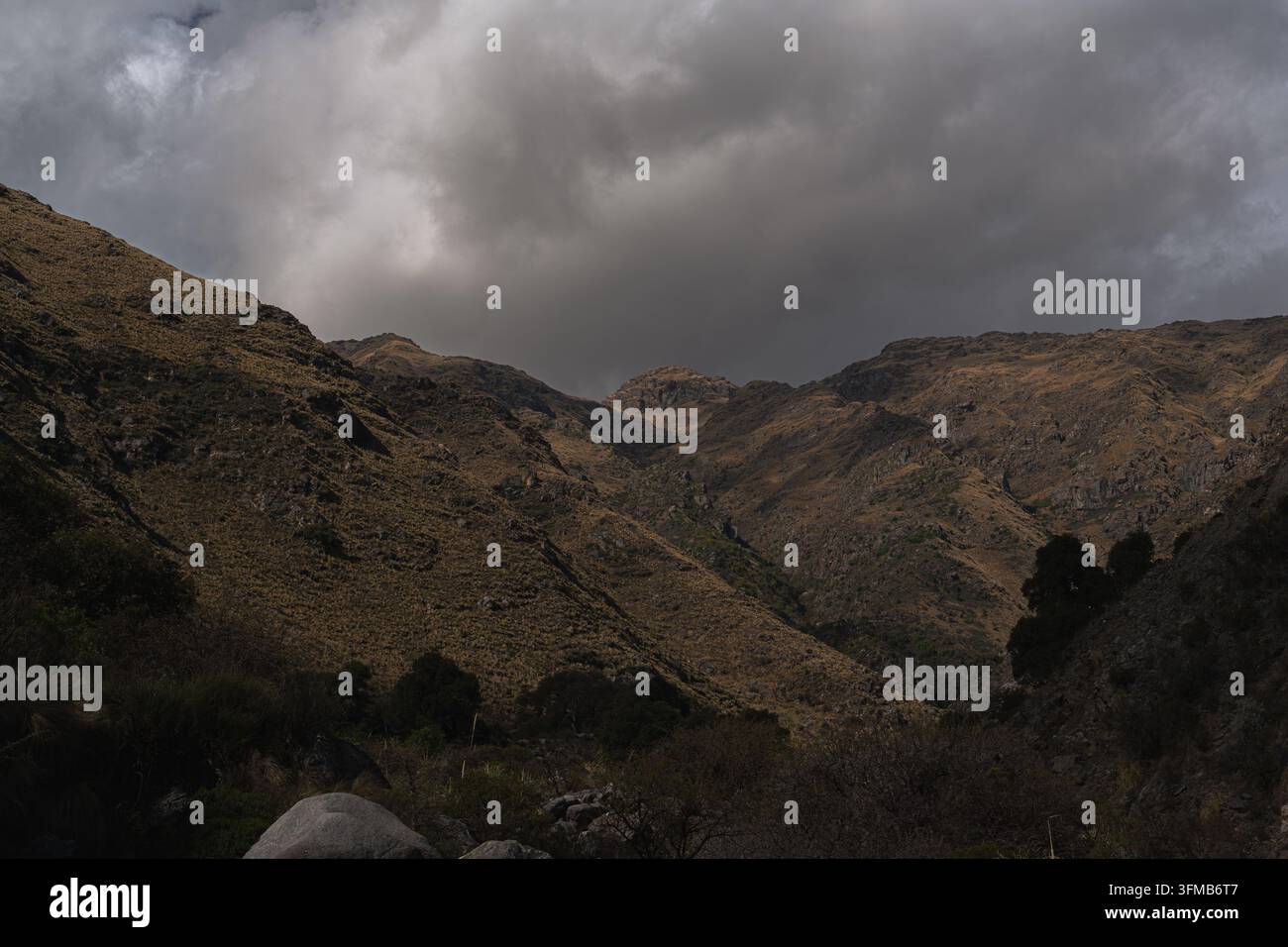 Paysage de vallée montagneuse sous des nuages d'orage dramatiques Banque D'Images