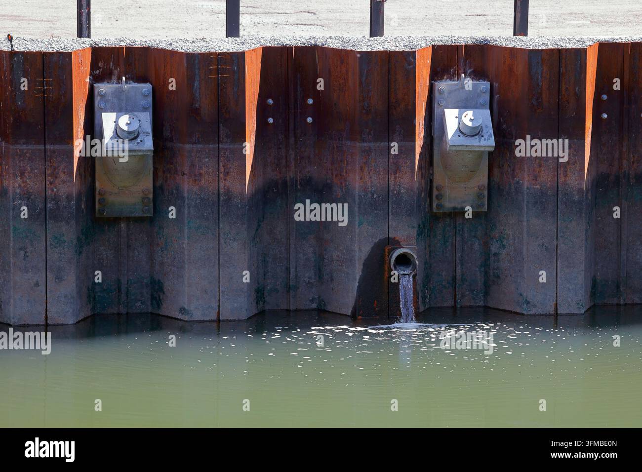 Effluent d'un tuyau d'évacuation déversant dans le Gowanus Canal à Brooklyn, New York. Certains tuyaux d'évacuation sont reliés à des propriétés privées Banque D'Images