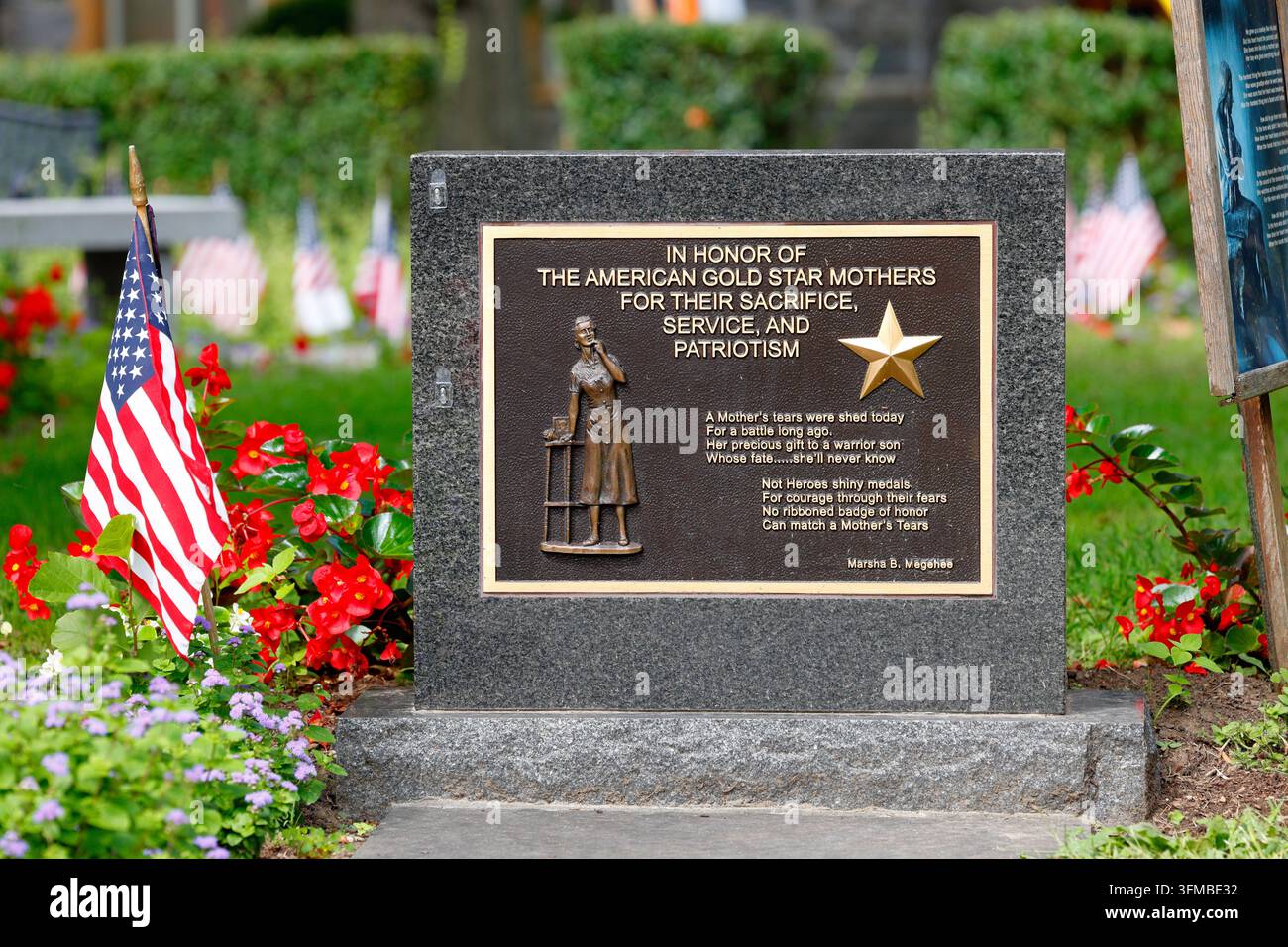 Un monument aux mères Gold Star pour leur sacrifice, leur service et leur patriotisme avec une citation de Marsha B. Megehee. Tarrytown, New York. Banque D'Images