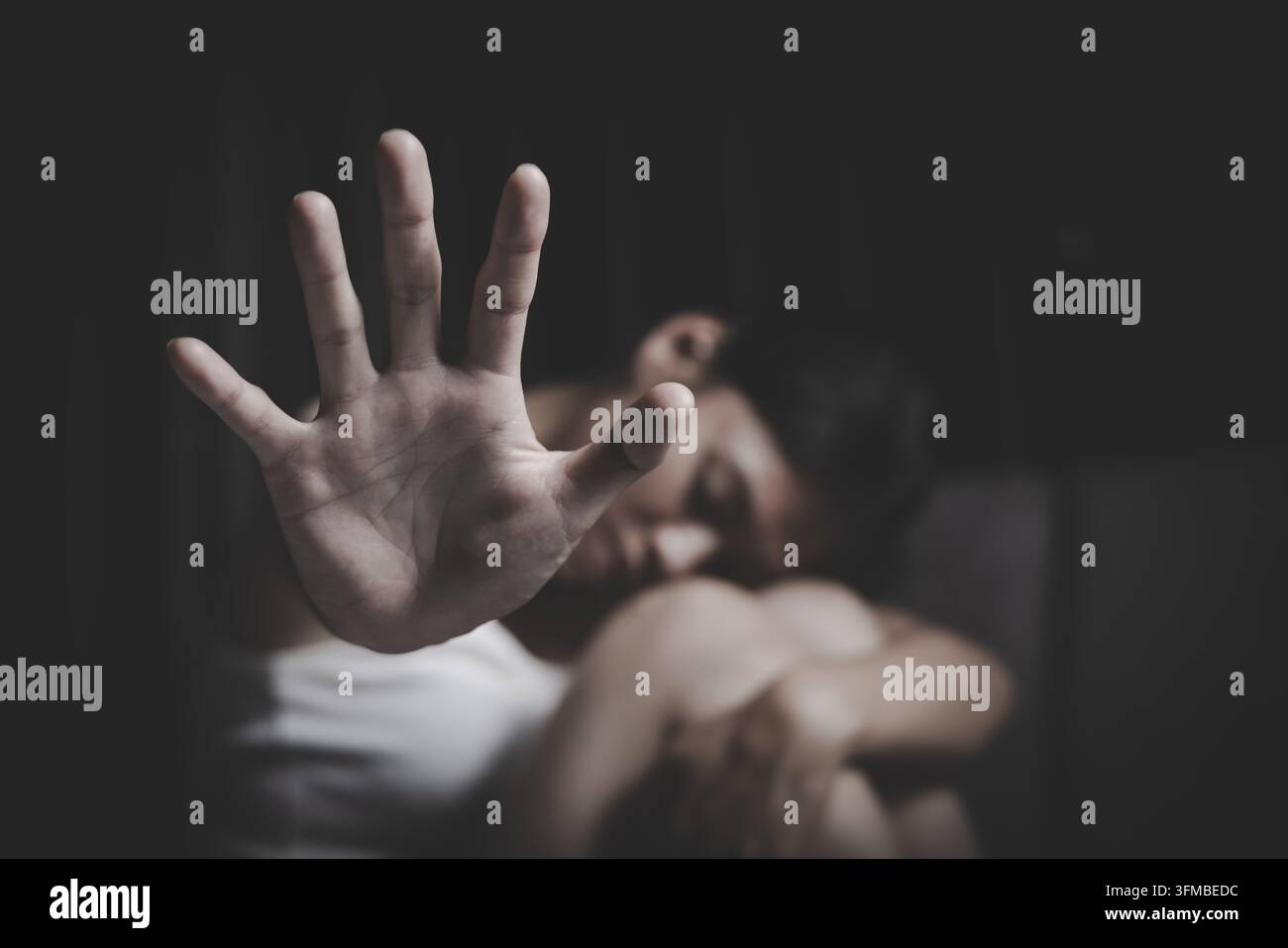 Close-up d'une main ouverte levée d'une femme adulte avec une personne floue reposant en arrière-plan, concept de confidentialité et d'espace personnel. Banque D'Images