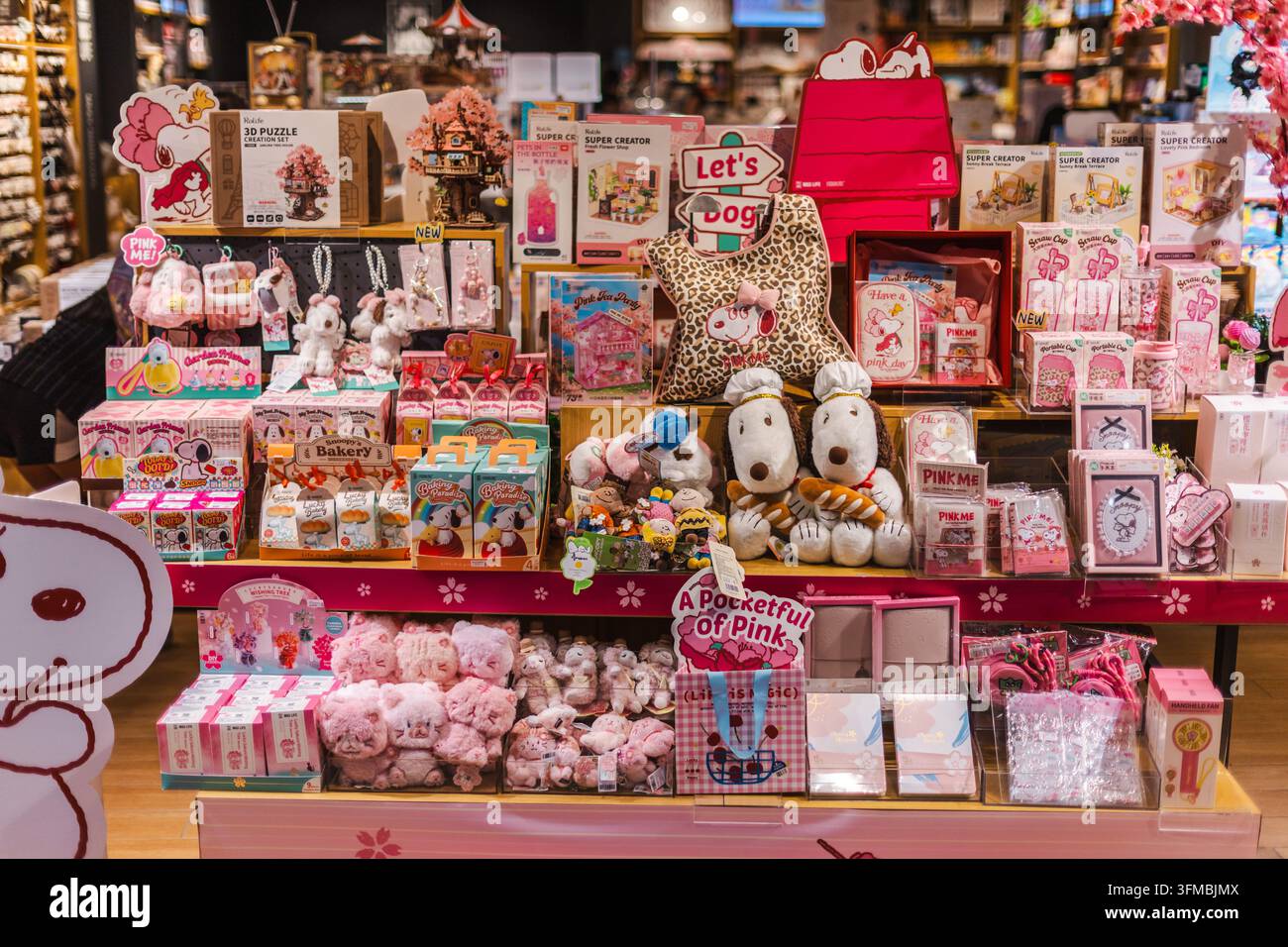 Bangkok, Thaïlande, 4 mai 2026 : Un présentoir de vente au détail coloré met en vedette des peluches Snoopy, des articles de personnage roses, de la papeterie, des cadeaux et des objets de collection Banque D'Images