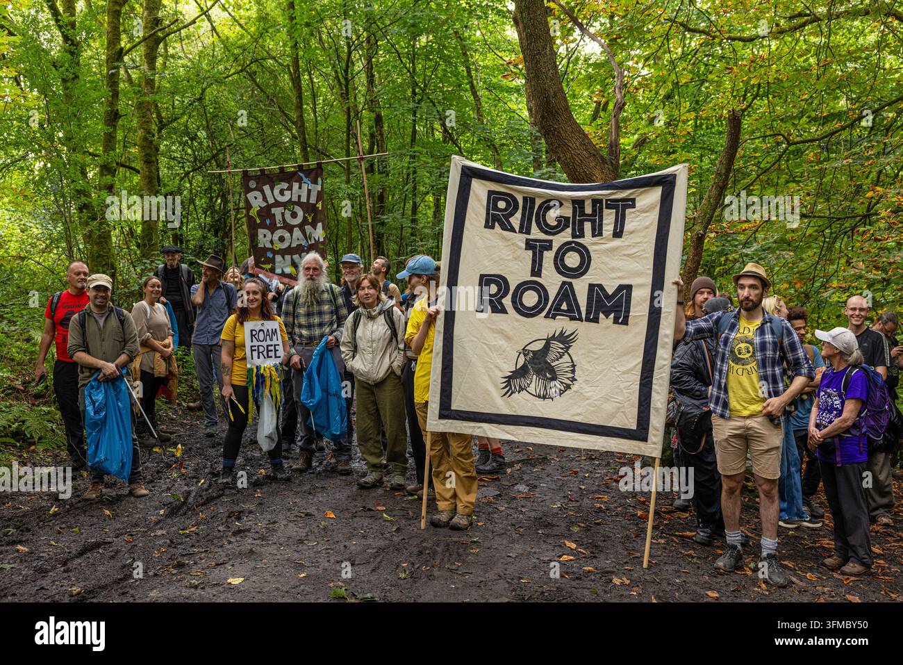 Les militants du mouvement RIGHT TO ROAM, y compris le militant britannique Jon Moses, ont participé à une intrusion massive au domaine de Winstanley Hall à Wigan le 13 septembre 2026, c Banque D'Images