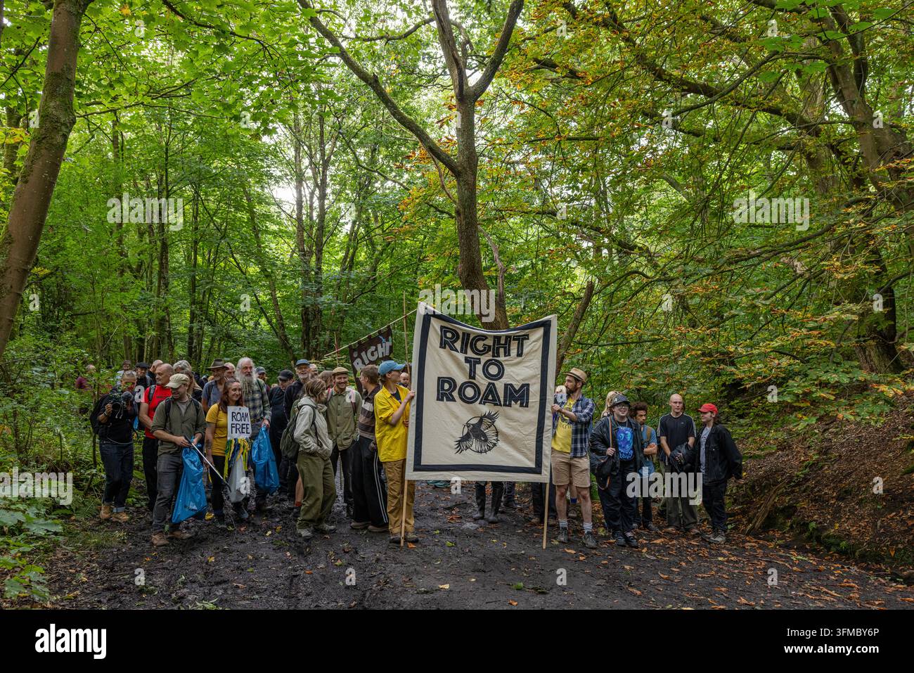 Les militants de la campagne RIGHT TO ROAM ont participé à une intrusion massive au Winstanley Hall Estate à Wigan le 13 septembre 2026, appelant à un droit à une utilisation responsable Banque D'Images