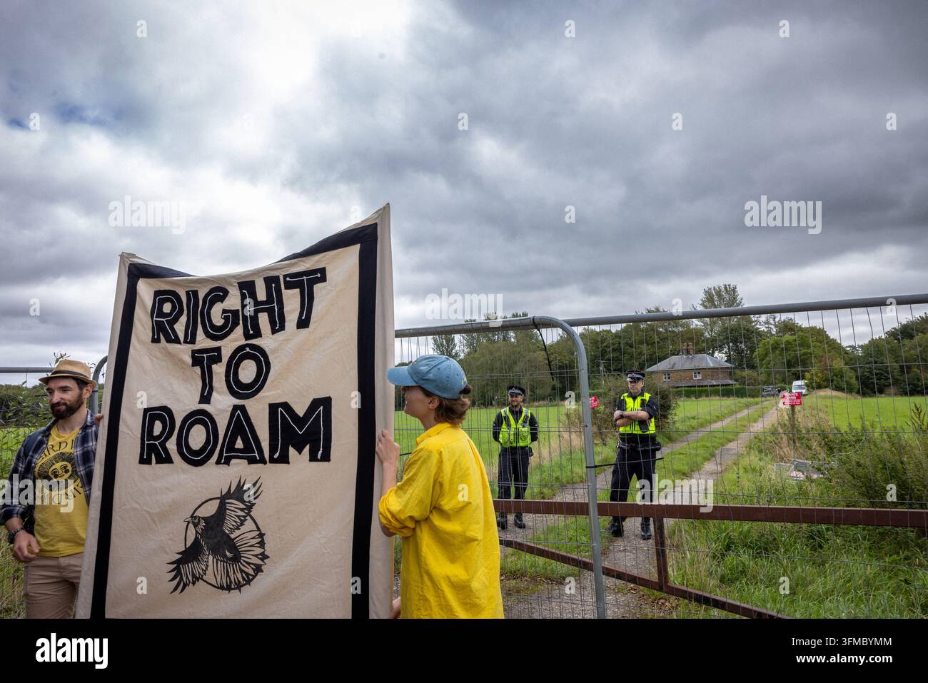 Les militants de la campagne RIGHT TO ROAM ont participé à une intrusion massive au Winstanley Hall Estate à Wigan le 13 septembre 2026, appelant à un droit à une utilisation responsable Banque D'Images