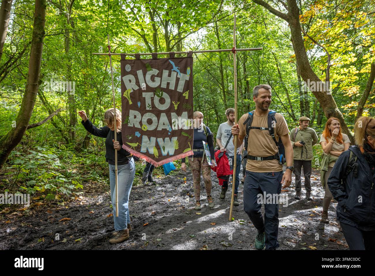 Les militants de la campagne RIGHT TO ROAM ont participé à une intrusion massive au Winstanley Hall Estate à Wigan le 13 septembre 2026, appelant à un droit à une utilisation responsable Banque D'Images