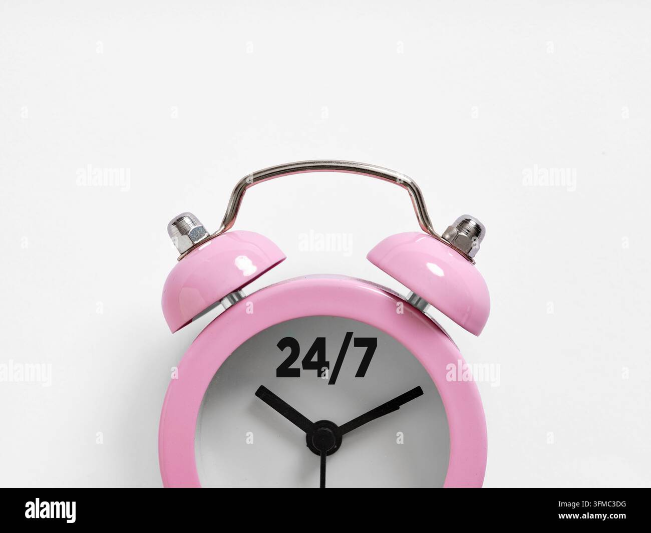 Réveil rose affichant la disponibilité du service 24h/24 contre un fond blanc épuré, symbolisant un soutien et une disponibilité constants Banque D'Images