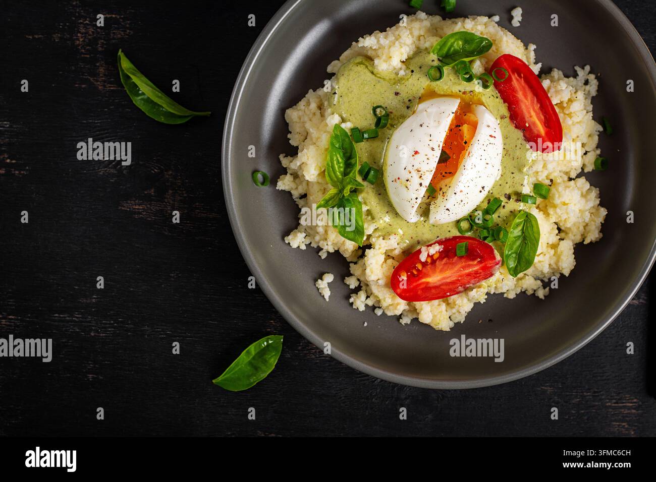 Bol de millet végétarien avec sauce au pesto et herbes fraîches. Vue de dessus Banque D'Images