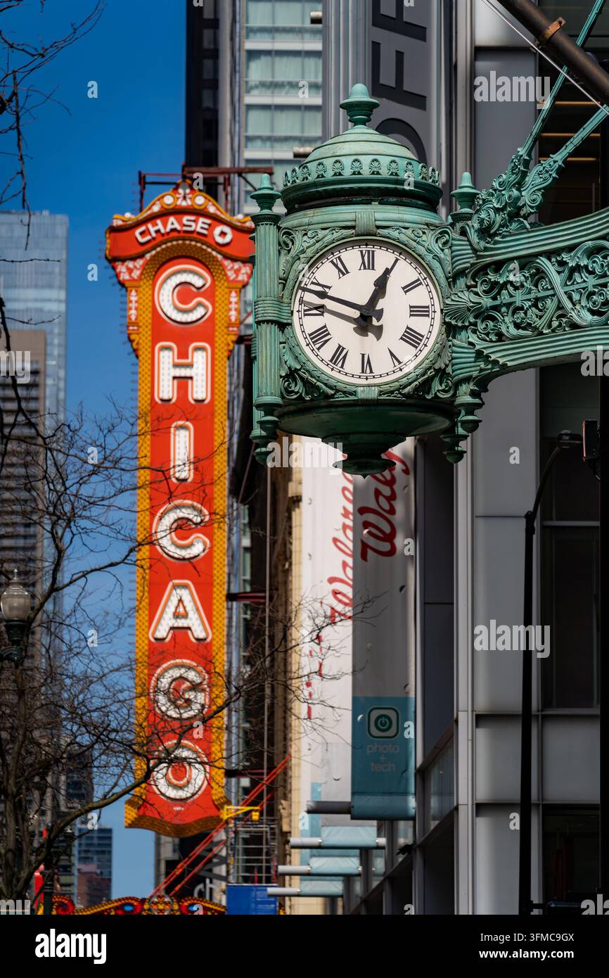 Chicago, Illinois, États-Unis - 9 AVRIL 2026 : Le célèbre panneau rouge CHICAGO du Chicago Theatre à côté de l'horloge de Marshall Field's sur State Street Banque D'Images
