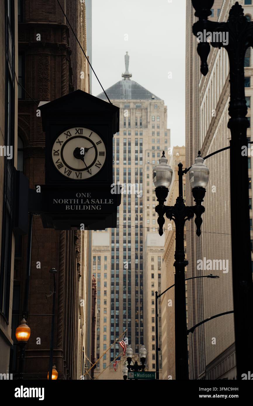Chicago, Illinois, USA - 9 AVRIL 2026 : L'horloge du One North LaSalle Building avec le Chicago Board of Trade Building au bout de LaSalle Street Banque D'Images
